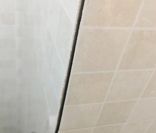 龙山瓷砖空鼓维修公司分享阳台瓷砖脱落的修复过程可以分为以下几个步骤
