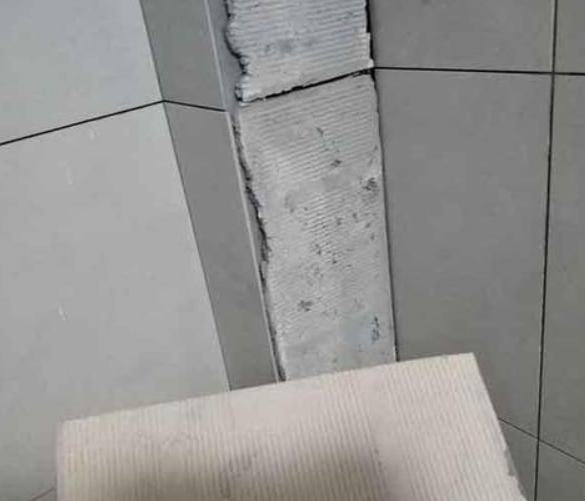 龙山瓷砖空鼓维修公司分享下厨房瓷砖脱落的补救措施。